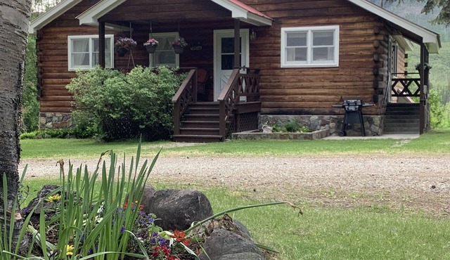 Grandma’s Cabin, West Glacier riverfront kid/pet friendly, 1 mile from Glacier!