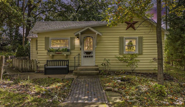 Grandmas Cozy Cottage on Lincoln Lake