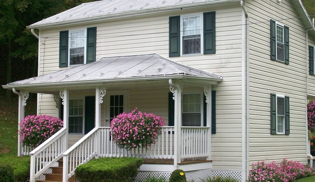GRANDMAS VACATION HOME ON REEDS CREEK, WV No WiFi or cell service. No hottub!