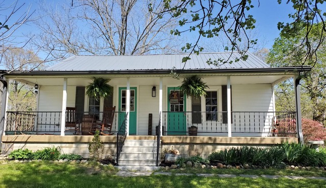 Grandmomma's Farmhouse (LBL) Kentucky Lake Area with Pool!