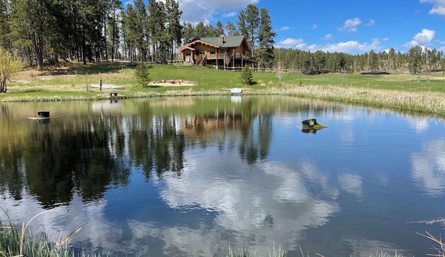 Grandpa’s Place. Exclusive, Stunning, Private Log Home. Firepit & Pond.