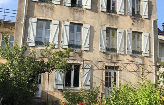 Grands Gîtes de charme avec jardin, lieu calme et paisible en plein coeur d'Arbois, linge inclu, lits faits à l'arrivée et ménage en fin de séjour
