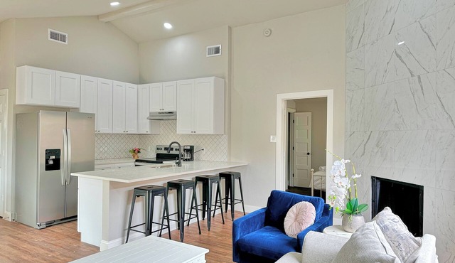 Grandscapes! Centrally located near The Colony Shoreline, No Chores