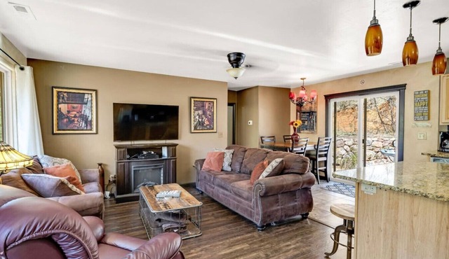Grandview 3BR Mountain Cabin w/Hot Tub & EV