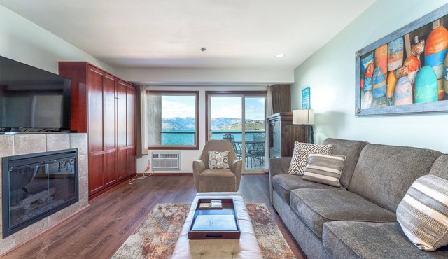 Grandview 523 Waterfront condo on Lake Chelan