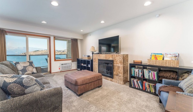 Grandview 541 Executive Waterfront condo