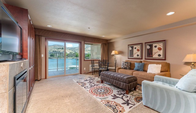 Grandview 623 Waterfront condo on Lake Chelan