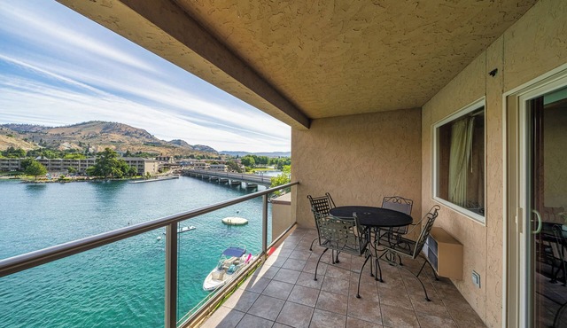 Grandview 644 Waterfront condo on Lake Chelan
