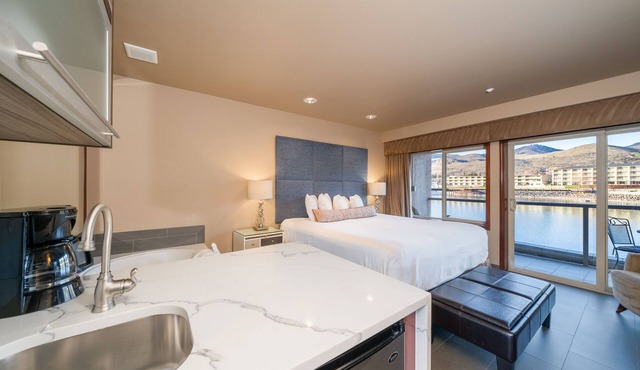 Grandview 710 Waterfront King with River View