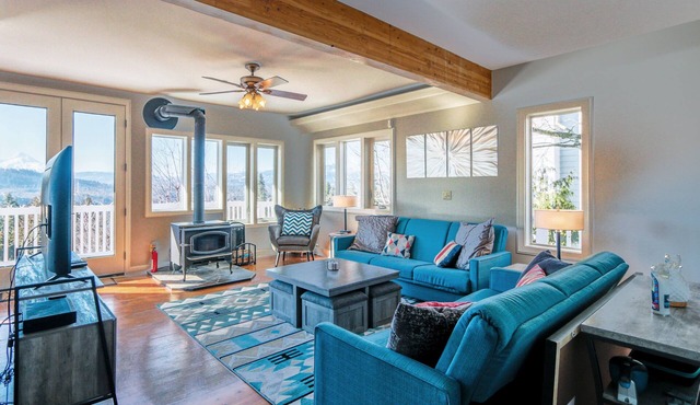 Grandview - Fully Updated! Hot Tub, River, Gorge, Mt Hood Views, Quiet White Salmon