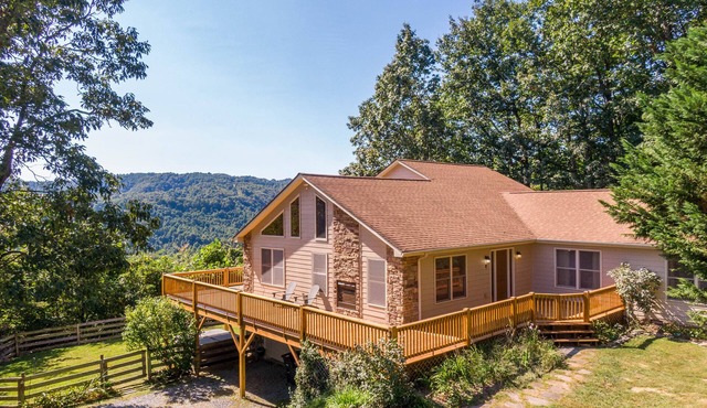 Grandview Getaway - 10 mins from Parkway, Hot tub, Private, Ping Pong table