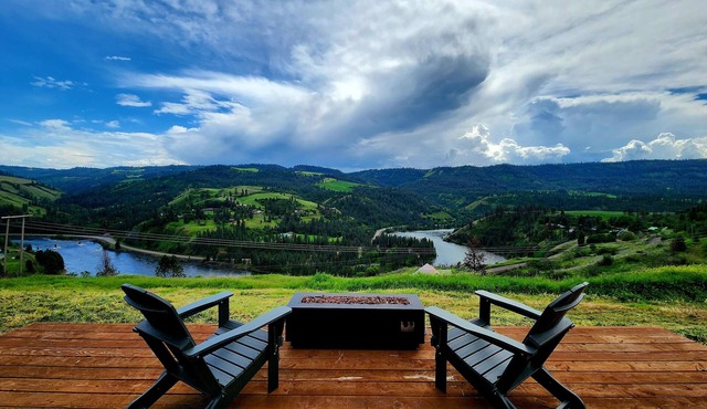 Grandview Getaway offers spectacular views overlooking the Clearwarter river.