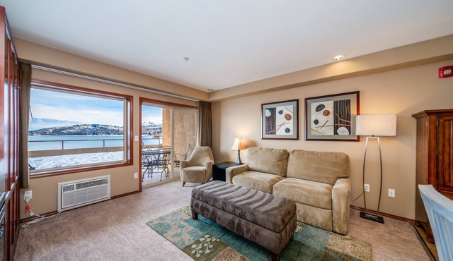 Grandview Lake View 517! Luxury Waterfront condo, sleeps up to 6!