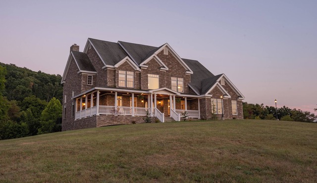 Grandview Lodge | HOT TUB, Incredible Views, Movie Room + Game Room!
