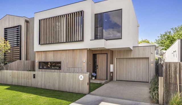 Grandview Luxe Barwon Heads; sleeping 6, Central, Brand New, Beaches, Golf, Central