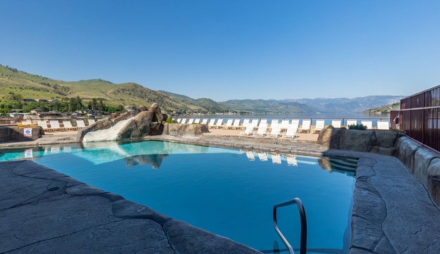 Grandview River View 645! Luxury Waterfront condo, sleeps up to 6!