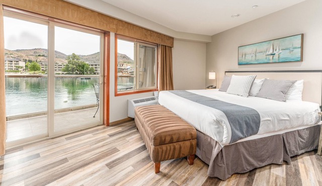 Grandview River View 713! Waterfront King View Suite with River View!