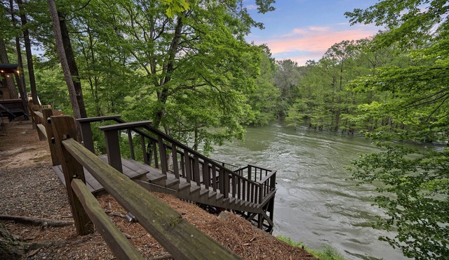 Grandview ~ Riverfront with play set, hot tub, kayaks and outdoor patio
