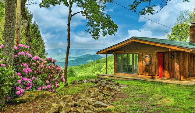 GrandView @ Smoky Ridge: Stunning Mtn Views, Large Deck & Windows | Pet Friendly
