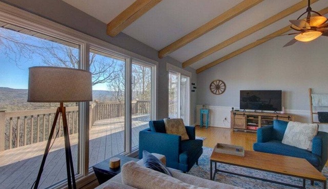 Grandview stunning mountain views near Brevard, single level, game room, fireplace, Biltmore Pass