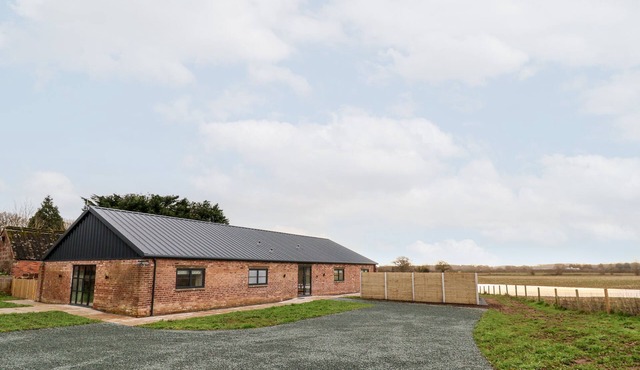 GRANGE BARN, pet friendly, character holiday cottage in Burlton