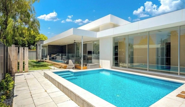 Grange Beach Villa - Pool, Pets, Sauna, WiFi, Luxe