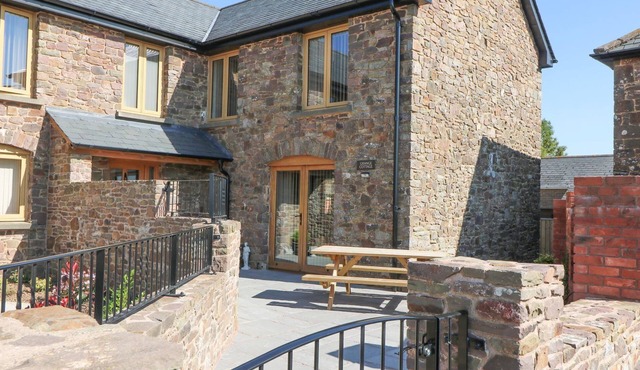 GRANGE COTTAGE, family friendly, with a garden in Coldridge