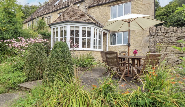 GRANGE COTTAGE, family friendly, with open fire in Minchinhampton