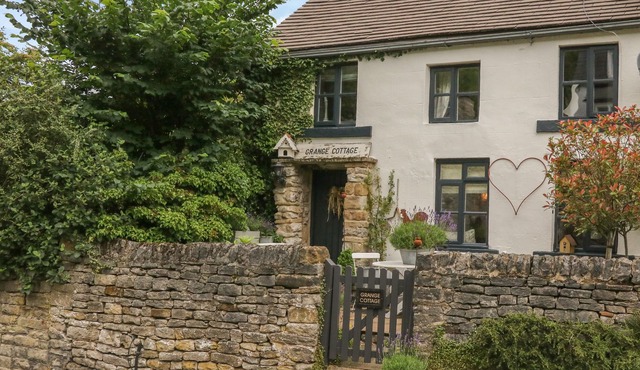 GRANGE COTTAGE, pet friendly in Castleton, Peak District