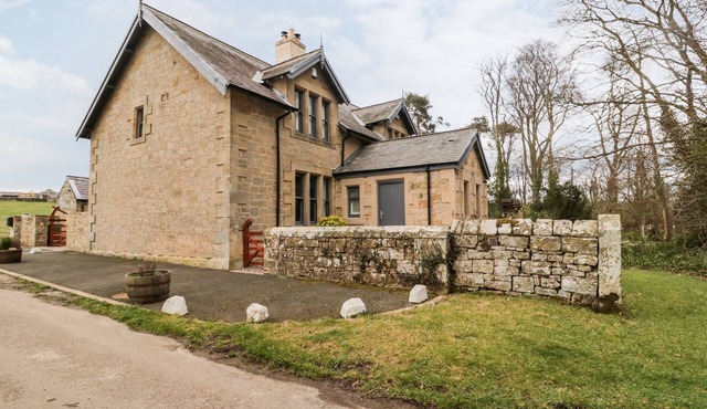 GRANGE COTTAGES, pet friendly, character holiday cottage in Alnwick