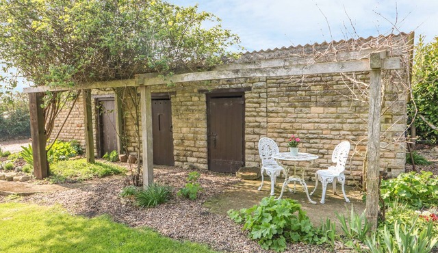 GRANGE FARM COTTAGE, family friendly in Silk Willoughby