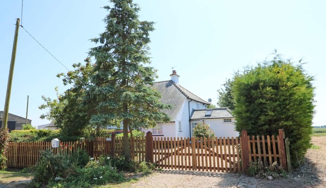 GRANGE FARM COTTAGE, pet friendly, with open fire in Sutton Bridge