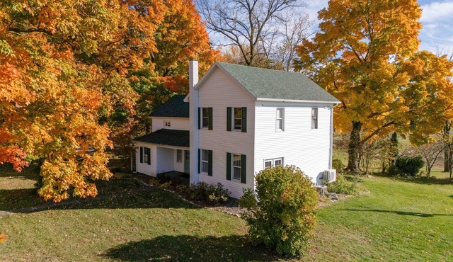 Grange Hill Farmhouse - unwind in wine country, 15 minutes from Lake Michigan