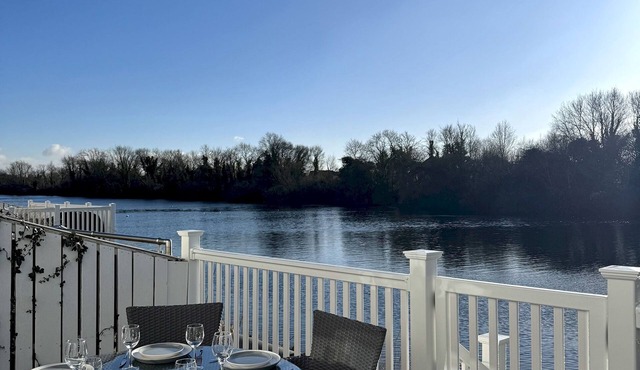 Grange Lodge · Cotswolds Lakeside - Spring Lake