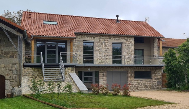 Grange Rénovée au Cœur du Village Proche du Château