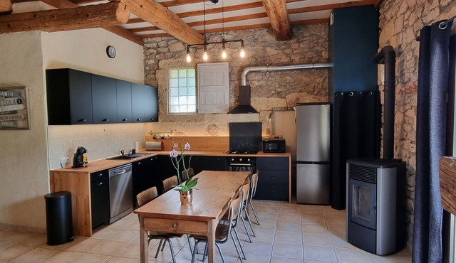 Grange rénovée au coeur du village, terrasse privative, 10min l'étang et la mer