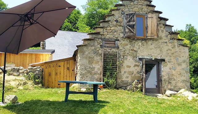 Grange Typique Dans le Site Classé des Granges de Cominac