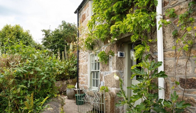 Granite Cottage in Newlyn with Sea Views & Garden