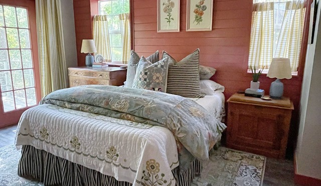 Granny-Chic cabin with a pond on Petit Jean Mountain