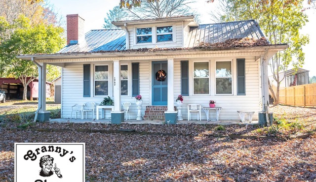Granny's Place - Historic Country Cottage- PET FRIENDLY!
