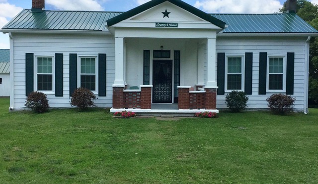 Granny’s House 2 bedroom, 5 miles to ark! Bonus walkthrough space with twin bed.