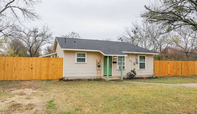 Granny’s House-A Groovy Getaway with Poker Shed! Walk to Walker Disc Golf Park!