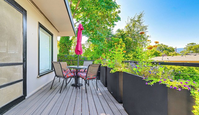 Grants Pass Getaway w/Expansive Deck!