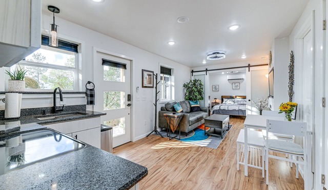 Grants Pass Retreat w/Hot Tub & Mountain Views!