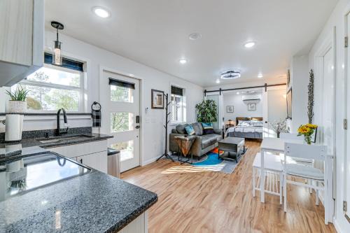 Grants Pass Retreat with Hot Tub and Mountain Views!