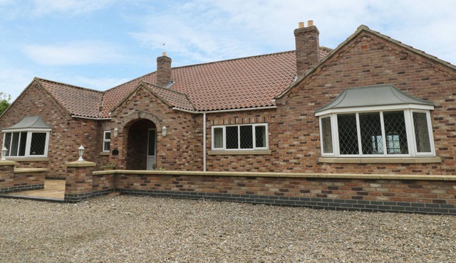 GRANVILLE LODGE, pet friendly, with a garden in Pocklington