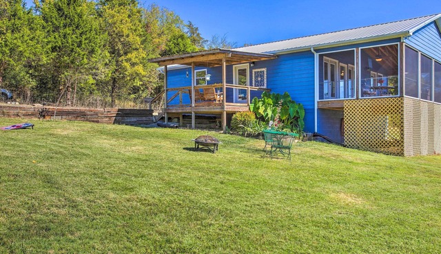 'Granville’s Blue Cottage' Porch & River View!