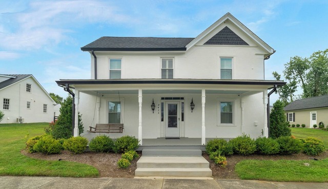 Grape & Vine Cottage · Luxury Main Street Retreat