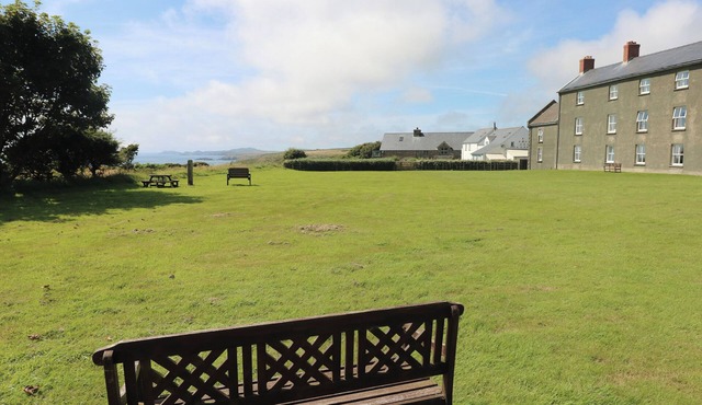 GRASSHOLM VIEW, romantic, with a garden in Solva