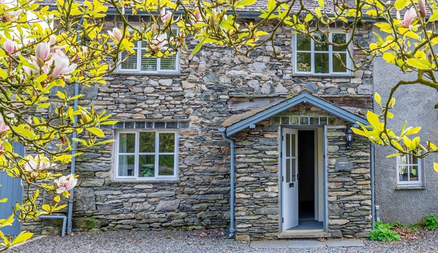 Grassholme Cottage with Lake Views